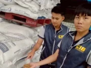 จับ”น้ำตาลทรายปลอม” 4ตัน อึ้งขั้นตอนการผลิต กรอกขายกระสอบละ600