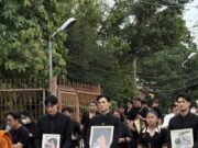 บีบหัวใจ! น้องวันใหม่ร่ำไห้หนัก ครอบครัวเคลื่อนร่าง แม่งามทิพย์ สู่เมรุ