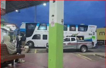 สลดหนุ่มเสียชีวิตบนรถทัวร์ ขามีรอยฟกช้ำ ผู้โดยสารขนลุกไม่รู้นั่งกับร่างไร้วิญญาณทั้งคืน จากโคราชถึงลำปาง