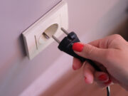 เตือนแล้วนะ หลังเช็คอินเข้าโรงแรม อย่าลืมถอดปลั๊กเช็กทีวีทันที