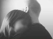 พนง.รถเอะใจ พ่ออุ้มลูกสาว “เข้าห้องน้ำนาน” ไขประตูเห็นฉากช็อก เด็กพูด 1 คำก่อนหมดสติ