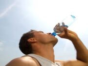 ช็อก! จู่ๆ ชายไตวายเฉียบพลัน หมอพูดตรงๆ “ดื่มน้ำแบบนี้อันตรายมาก” แต่หลายคนยังทำ