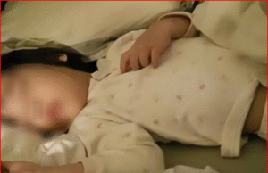 ลูกสาว 6 ขวบ นอนคนเดียว แต่บ่นตลอดว่า “เตียงแคบ” เอะใจเช็กกล้องวงจรปิด แม่ปล่อยโฮ!