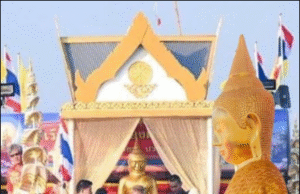 ฮือฮาทั้งงาน แห่หลวงพ่อโสธรทางน้ำ นักเสี่ยงโชคจับจ้องเลขเรือ